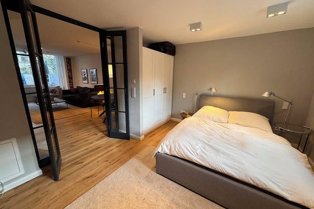 Ganze Wohnung, Sehr schöne Ferienwohnung ruhige Lage mit guten Parkmöglichkeiten und Terasse in Kleinmachnow, Mittelmark
