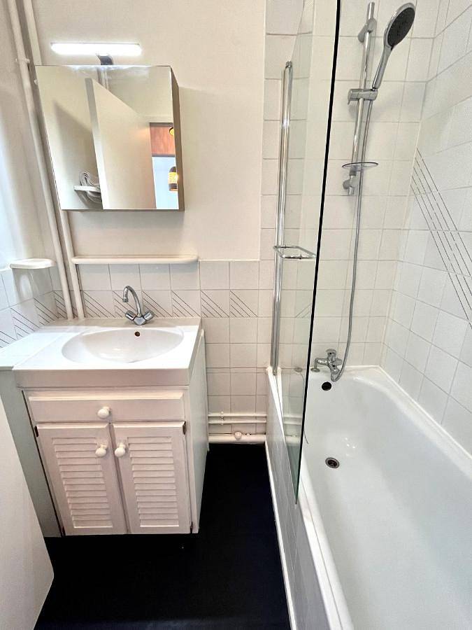 Appartement entier, Studio with Balcony in Caen, Région de Caen