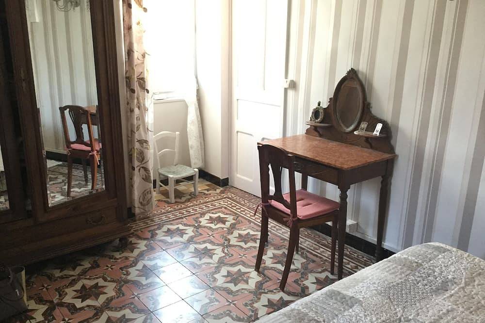 House 6 persons + 2 children At the foot of the Cévennes 2500 m² fenced garden in Cendras, Cévennes