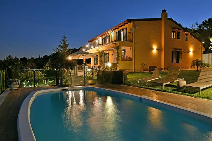 Location de vacances pour 13 personnes, avec jacuzzi et piscine dans Puntalazzo