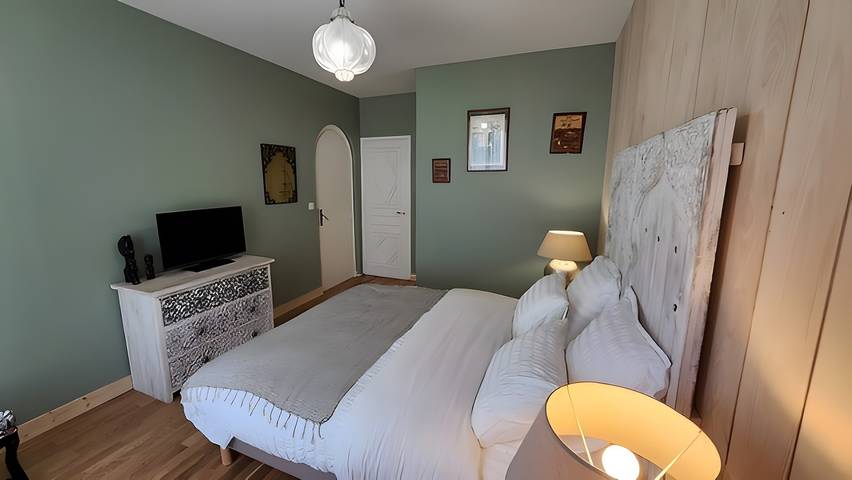 Guest Room 'Le Balad'où - La Chambre d'Ailleurs' in La Bourboule, Volcans d'Auvergne Regional Nature Park