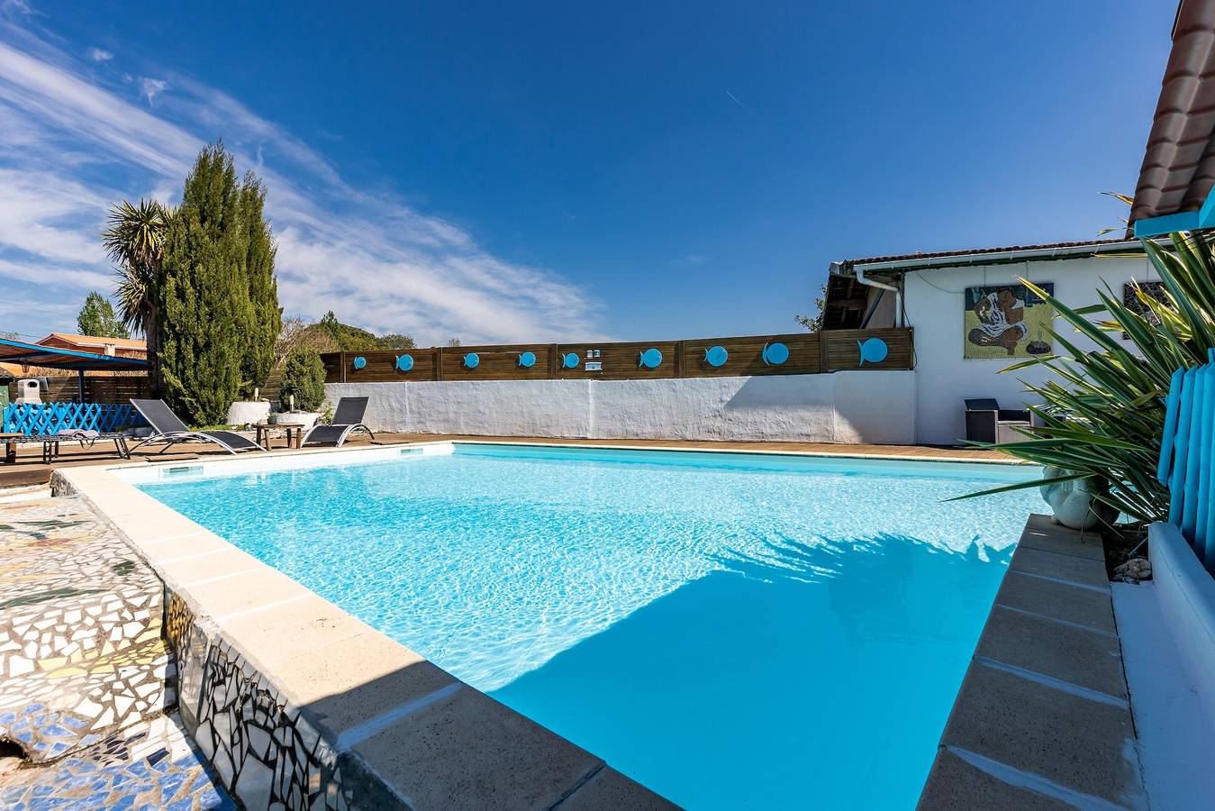 Holiday Home "Gîte Complet à la Maison Mosaïc" with Shared Pool & Wi-Fi in Gaillan-en-Médoc, Médoc Regional Natural Park