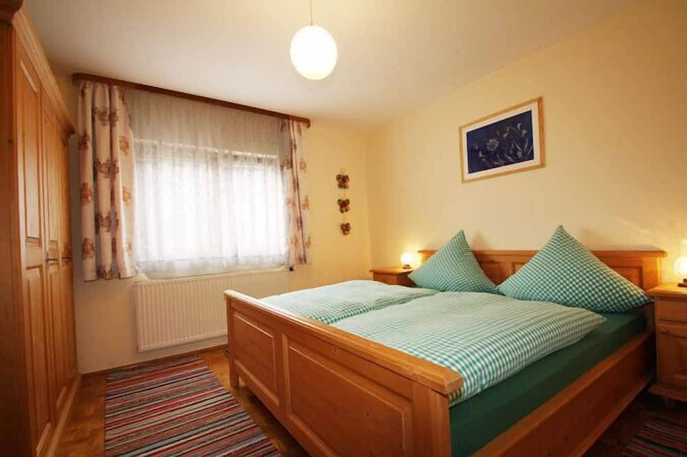 Ganze Wohnung, Ferienwohnung Zwiesel, 4 Personen + Kinderbett, 2 Sz, Balkon mit Bergblick, 50 qm in Kirchanschöring, Rupertiwinkel