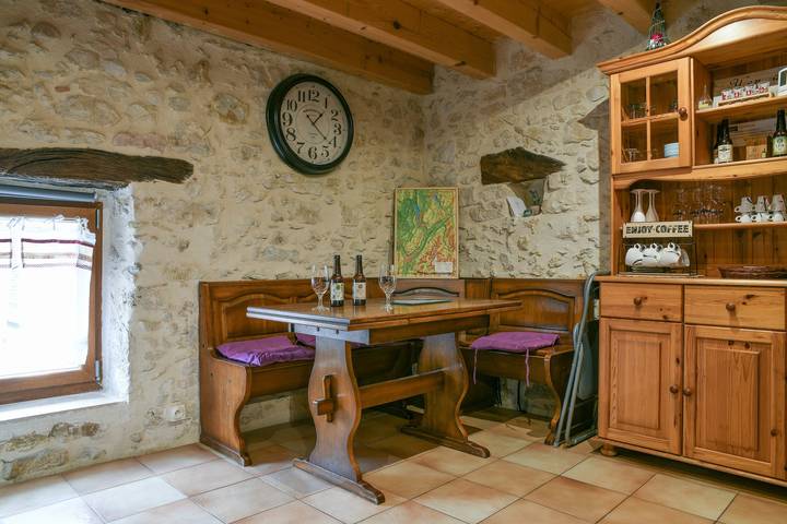 Apartamento entero, Apartamento 'Le Portougais, en Chanaz' con Wi-Fi y aire acondicionado in Conjux, Chambéry region