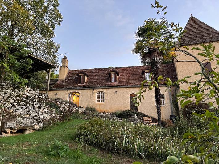 Location de vacances pour 9 personnes, avec Balcon/Terrasse ainsi que Jardin et Vue à Puy-l'Évêque