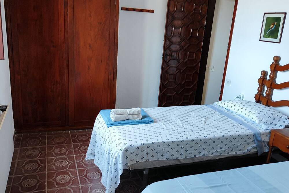 Farmhouse with swimming pool and tennis on a 1 hectare estate of orange and olive trees, 1 km from the sea. in Alcanar, Costa Dorada