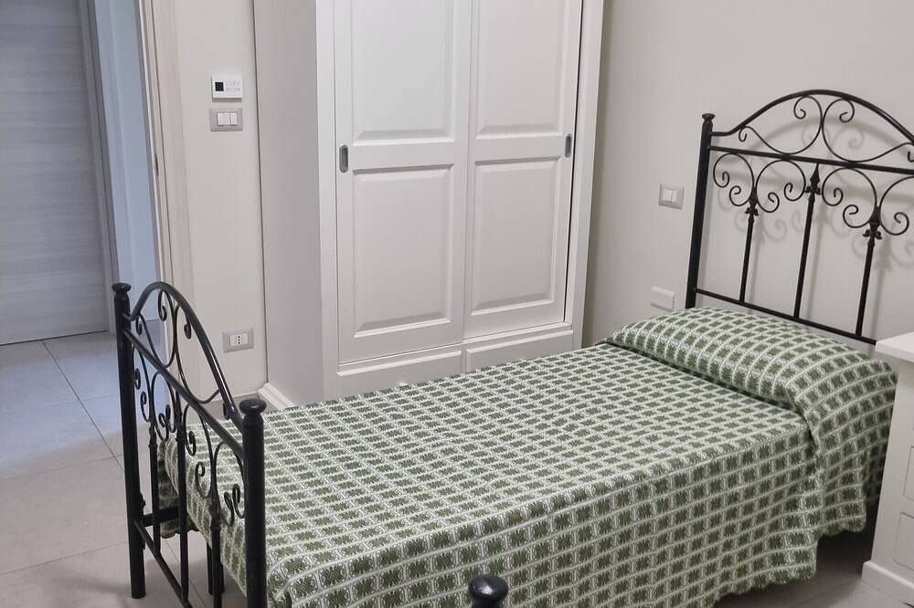 Villa 'Corbezzolo' with Shared Pool, Wi-Fi and Air Conditioning in Galatone, Gulf of Taranto