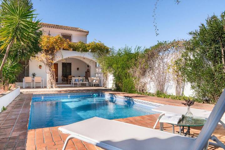 Casa rural para 12 personas, con jardín además de jacuzzi y piscina, Se admiten mascotas en El Padul