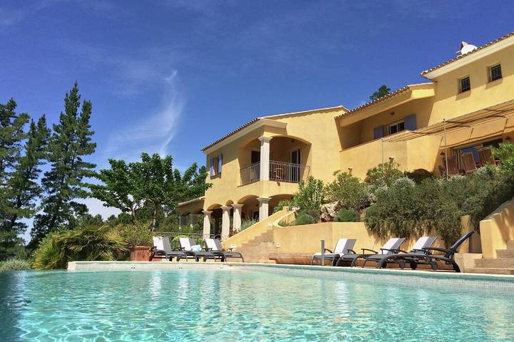 Location de vacances pour 12 personnes, avec piscine ainsi que jardin et terrasse, animaux acceptés à Le Muy