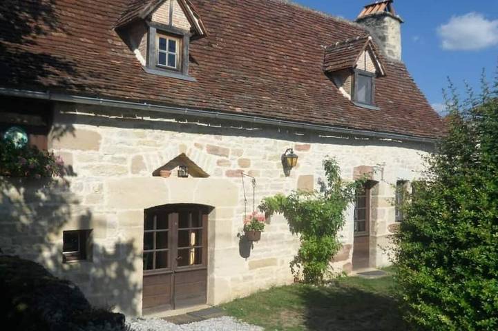 Gîte pour 5 personnes, avec jardin à Rudelle