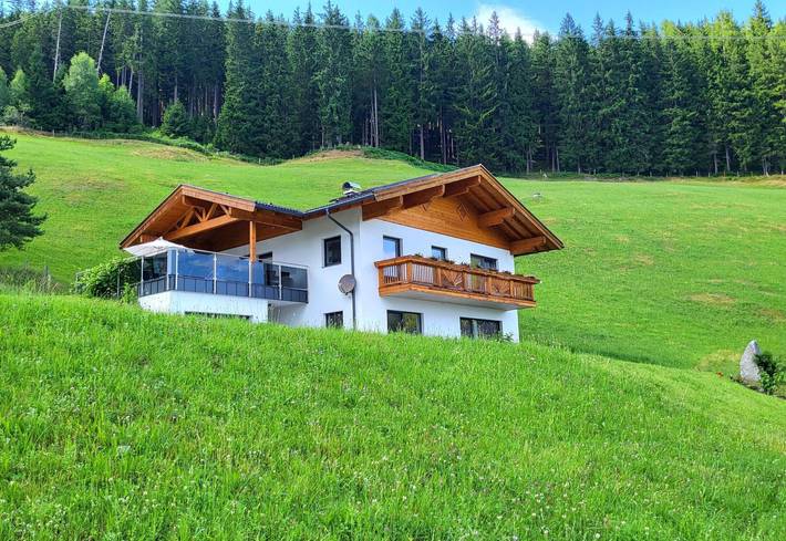 Chalet für 8 Personen, mit Balkon und Whirlpool sowie Terrasse in Wald im Pinzgau