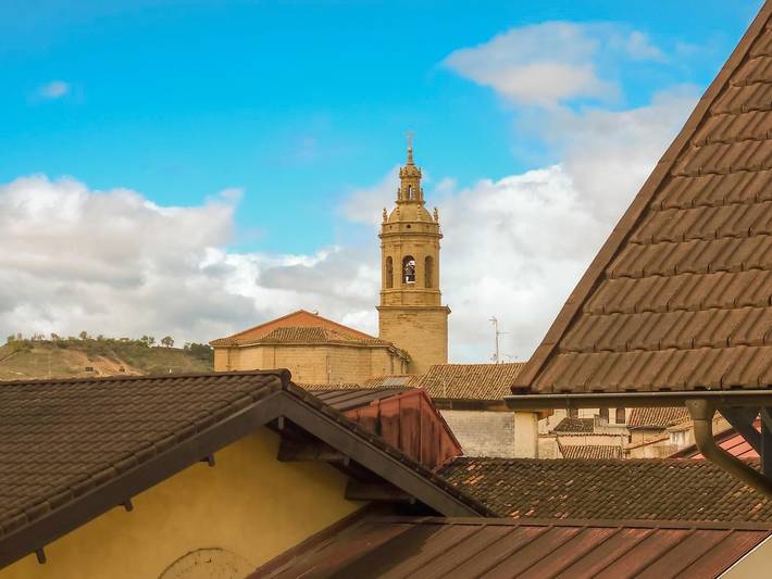 Ganze Ferienwohnung, Gemütlich, 200 m von der Bar Olano entfernt: WLAN, TV und Parkplätze an der Straße inklusive in Cenicero, Rioja