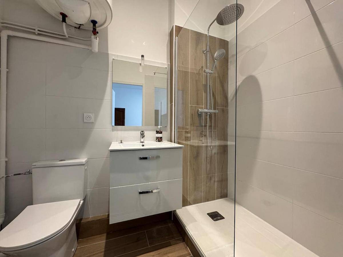 Appartement entier, Bright studio - great for a stay in Ecully in Écully, Lyon et ses environs