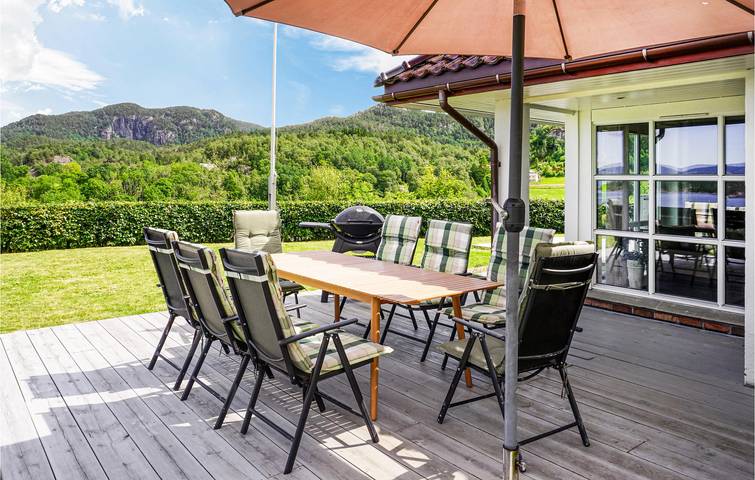 Ferienhaus für 8 Personen mit Garten in Tysnes