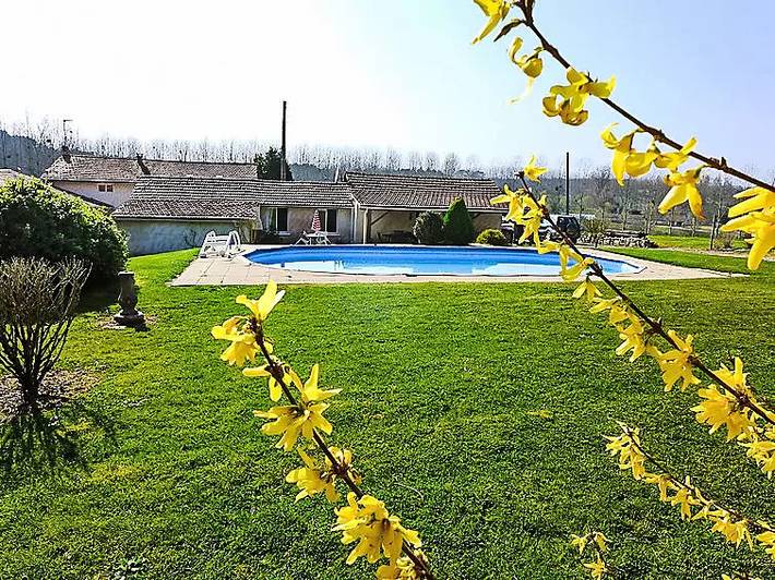 Location de vacances pour 6 personnes, avec Terrasse ainsi que Jardin et Piscine en Charente - 4
