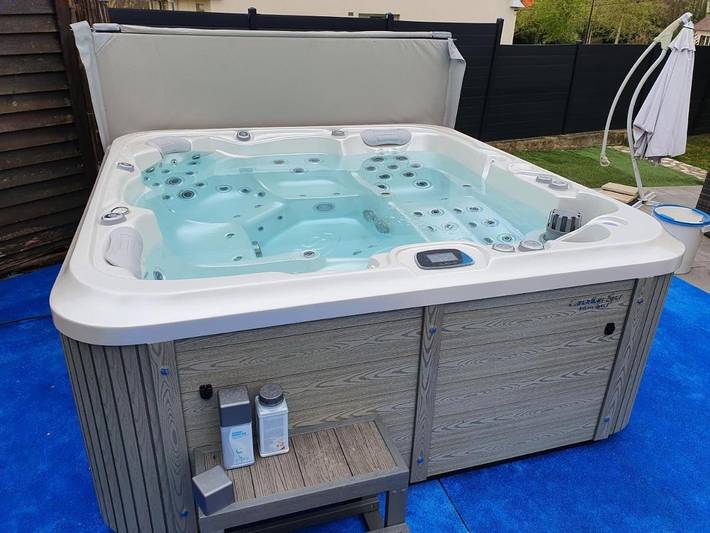Appartement de vacances pour 4 personnes, avec terrasse et piscine ainsi que jacuzzi et jardin