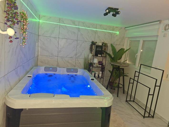 Location de vacances pour 2 personnes, avec Jacuzzi et Terrasse ainsi que Sauna et Vue à Aulnoye-Aymeries