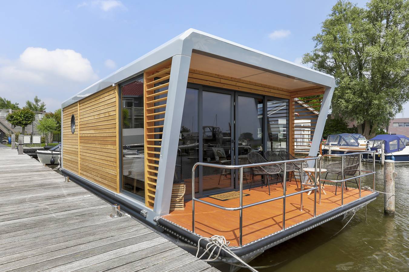 4-persoons houseboat met terras aan het water, gelegen in de jachthaven van Grou in Nationaal Park De Alde Feanen