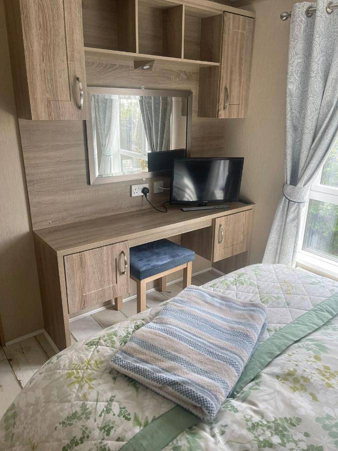 Fern Lodge with Hot Tub in Suffolk