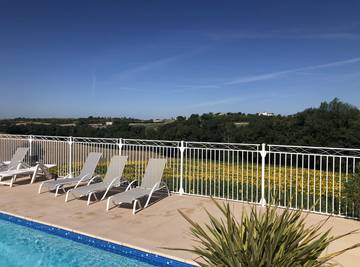 Gîte pour 4 personnes, avec jardin et jacuzzi ainsi que terrasse et piscine dans le Tarn
