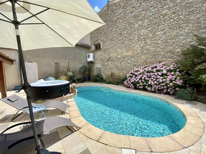Gîte pour 2 personnes, avec Jacuzzi et Terrasse ainsi que Jardin et Piscine