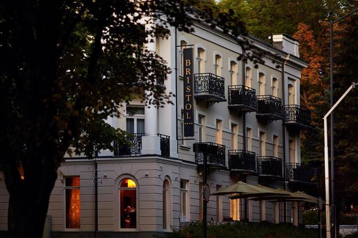 Hotel dla 2 osób, z ogród i basen oraz sauna i jacuzzi w Busko-Zdrój