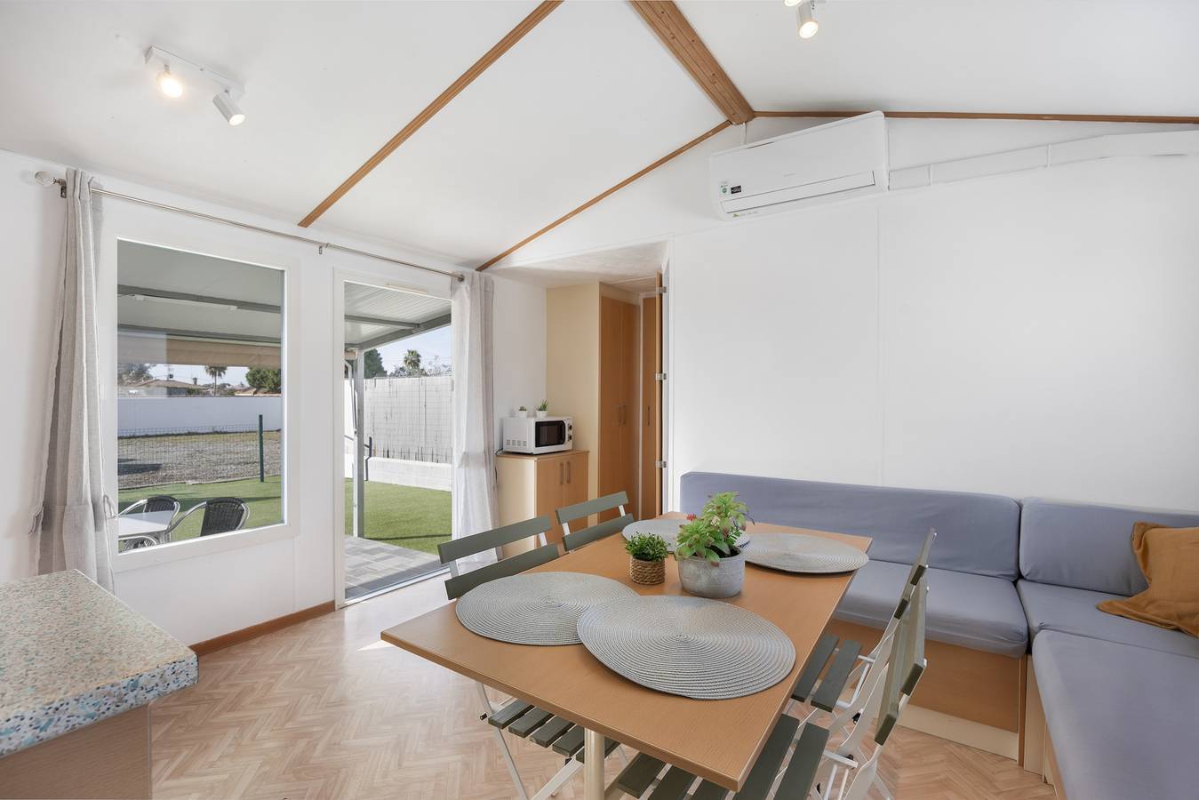 Casa de vacaciones 'El Olivo 1' con piscina compartida, Wi-Fi y aire acondicionado in Playa La Barrosa, Chiclana de la Frontera