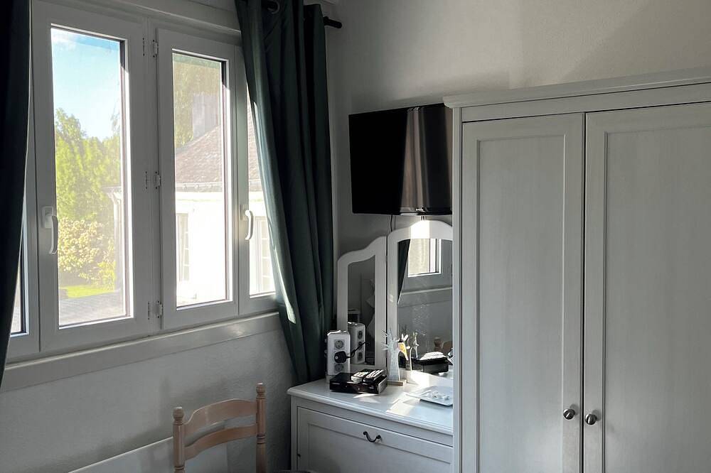 Charming gite in an old mill overlooking the river in the Loire Valley in Vaudelnay, Valle del Loira