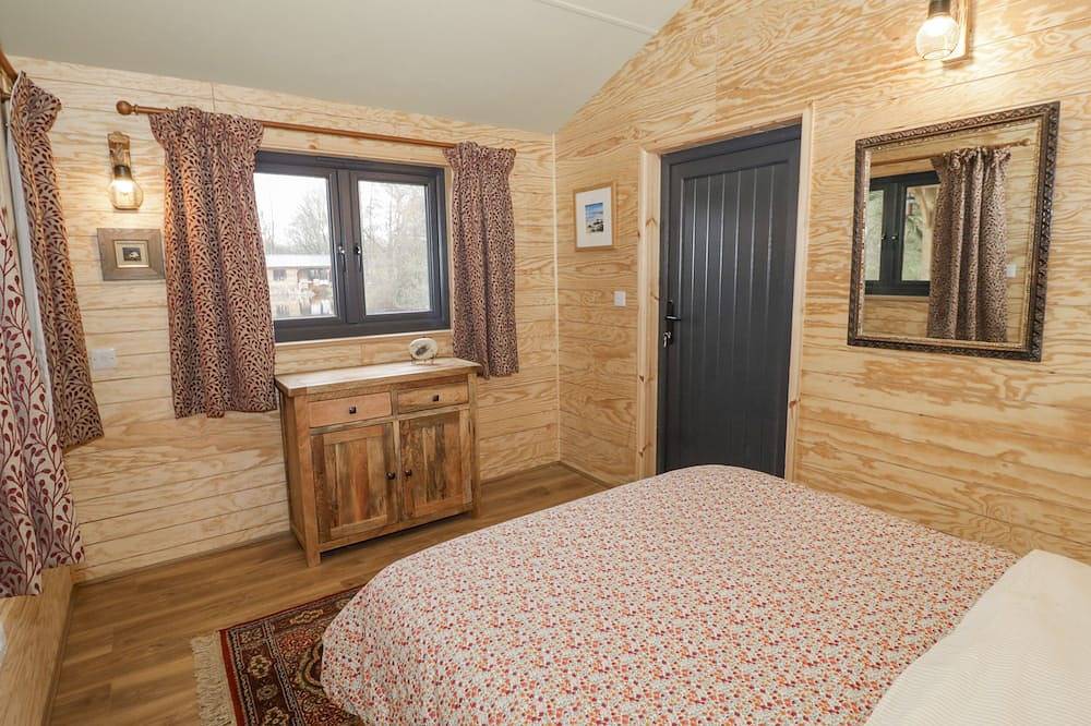 Willow, pet friendly, with hot tub in Dunchurch in Bourton And Draycote, Warwickshire