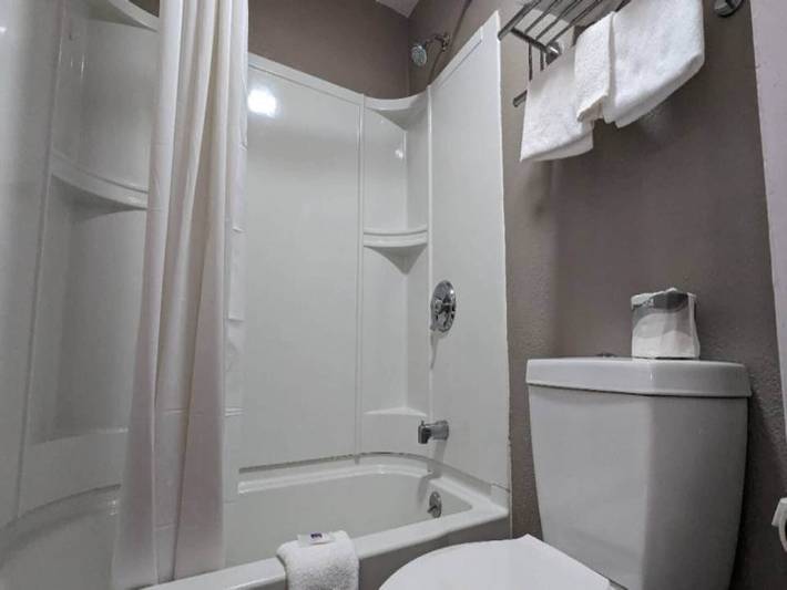 Apartamento entero, 1 cama matrimonial | Adaptado para personas con discapacidad/Bañera in Leominster, Massachusetts