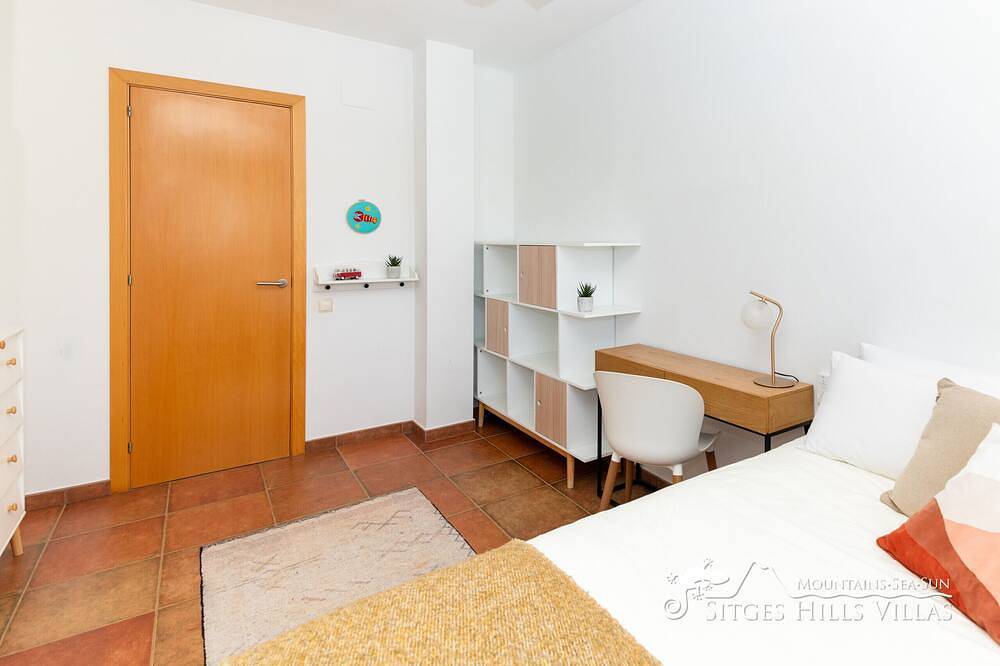 Villa Serranita - Stylish Holiday Home with Views and A/C in Olivella, Garraf