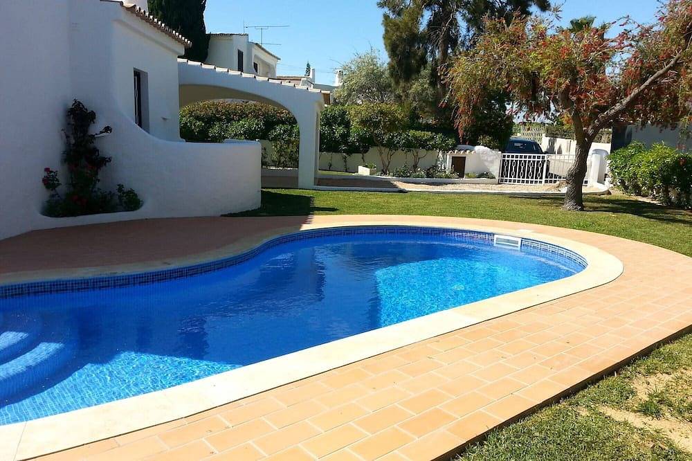 House in a quiet area overlooking the sea, private pool and beautiful Garden in Albufeira, Faro District
