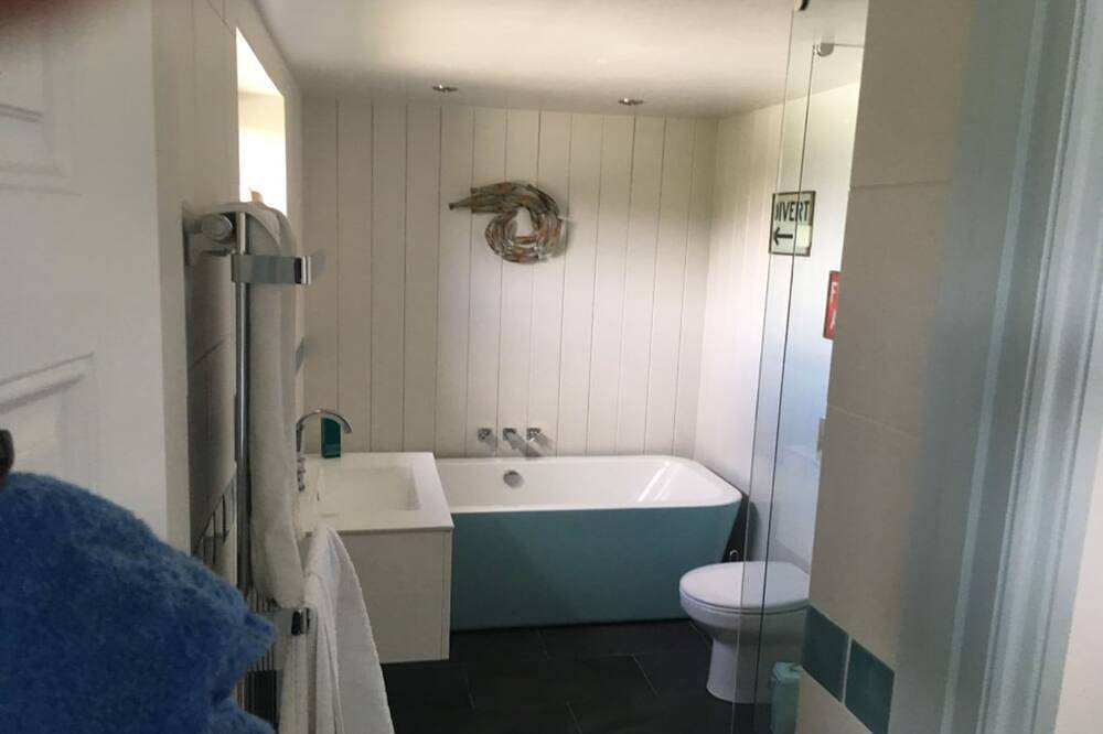 Escape to coastal bliss at this stylish family retreat of Lower Hillcott in Crackington Haven, Pentire Point - Widemouth