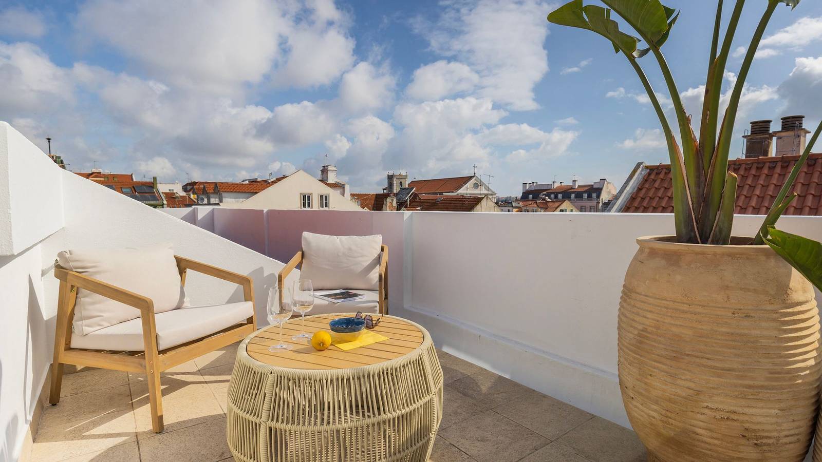 Apartamento inteiro, Authentic Lisbon Living with a View by Lovelystay in Encarnação, Lisboa