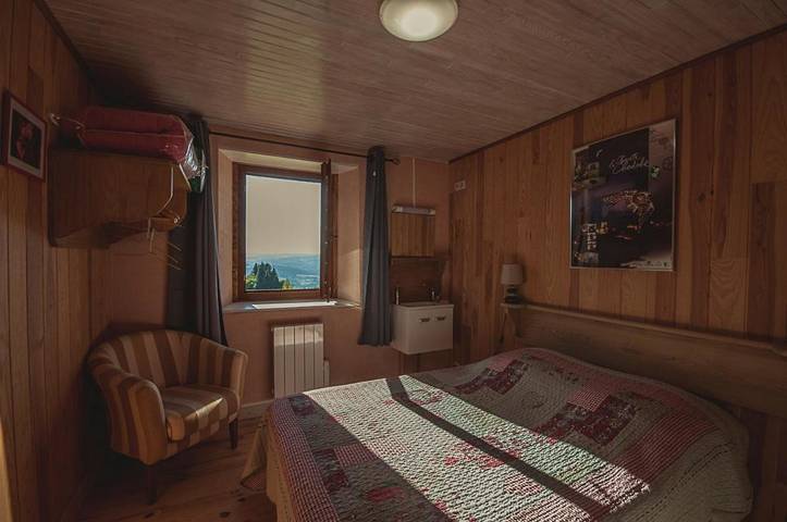 Location de vacances pour 5 personnes, avec vue et jardin à Vertolaye - 2