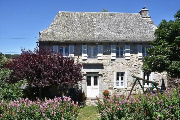 Gîte pour 8 personnes, avec terrasse et jardin à Huparlac