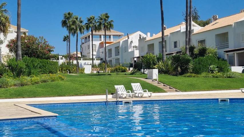 Appartement de vacances pour 7 personnes, avec Balcon et Terrasse ainsi que Jardin et Piscine