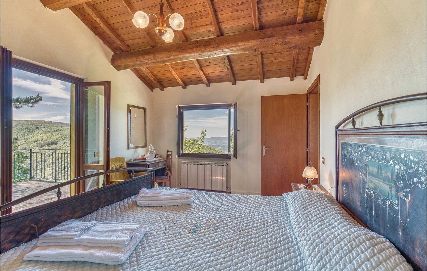 Ganze Ferienwohnung, Poolside Getaway mit Parkplatz und Internet in Loro Ciuffenna, Valdarno