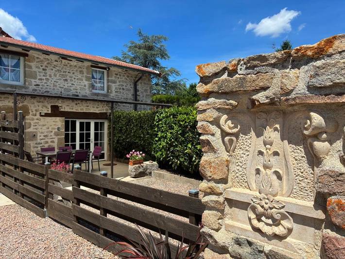 Location de vacances pour 4 personnes, avec jardin ainsi que piscine et jacuzzi, adapté aux familles dans Sainte-Thérence