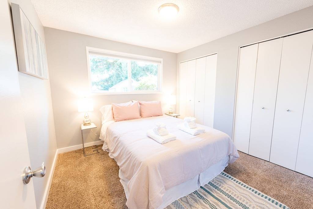 Ganze Wohnung, Helle * Private * Stilvolle 2Br Wohnung mit umzäuntem Hof in der Nähe des Washington Square in Tigard, Washington County (OR)