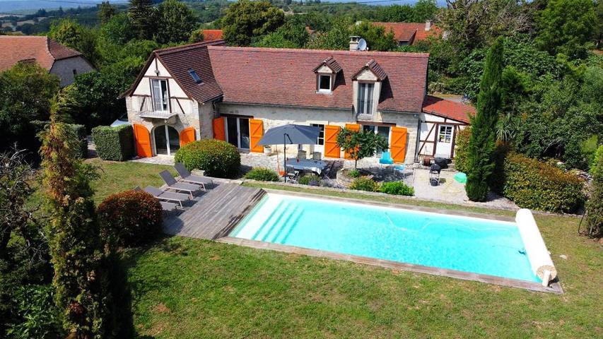 Location de vacances pour 8 personnes, avec Terrasse et Jardin ainsi que Piscine et Vue à Saint-Jean-de-Laur