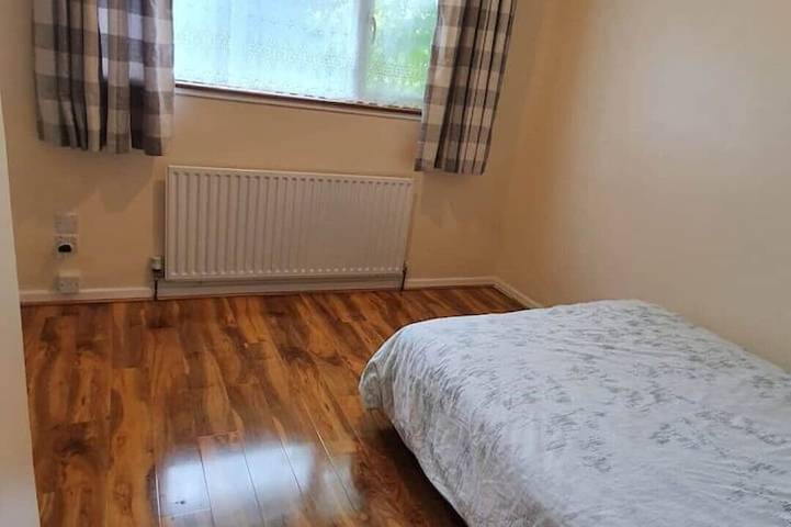 Offering cheerfull and spacious rooms through this 3 bedroom semi detached house in Croydon (borough), Londen
