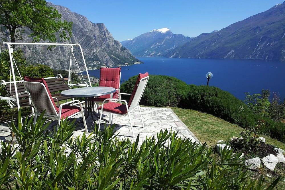 Villa con piscina privada y un lago sin obstáculos y vistas a la montaña in Bassanega, Tremosine