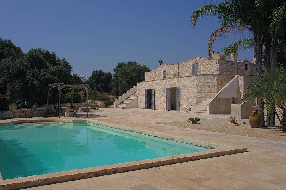 Moulin à huile de luxe avec piscine chauffée, vue sur la mer à distance de marche d'Ostuni in Ostuni, Salento