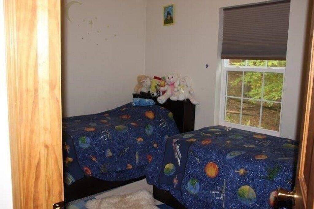 Lrr 105 4 Br 3 Bath Centrally located in amenity filled Masthope. Sleeps 12 in Masthope, Pike County