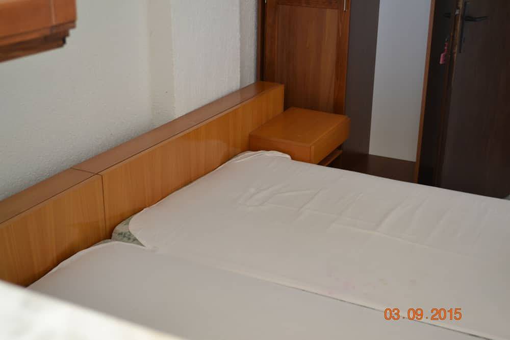 Cijeli apartman, Apartment with terrace, sea and mountain views, climate, barbecue, close to the beach (30m) in Karlobag, Velebit Nature Park