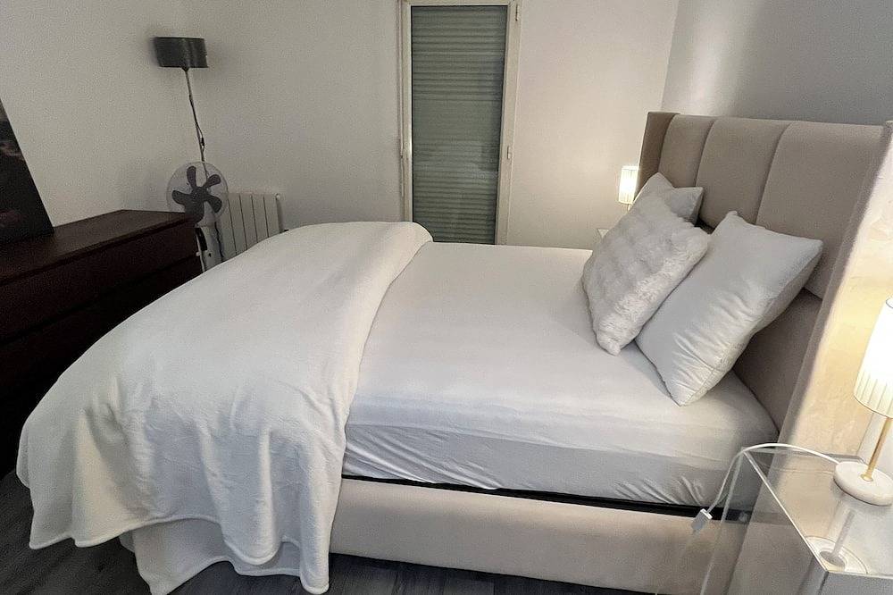 Entire apartment, . Beautiful 2-room apartment on the outskirts of Paris - near Stade de France in Saint-Denis, Seine-Saint-Denis