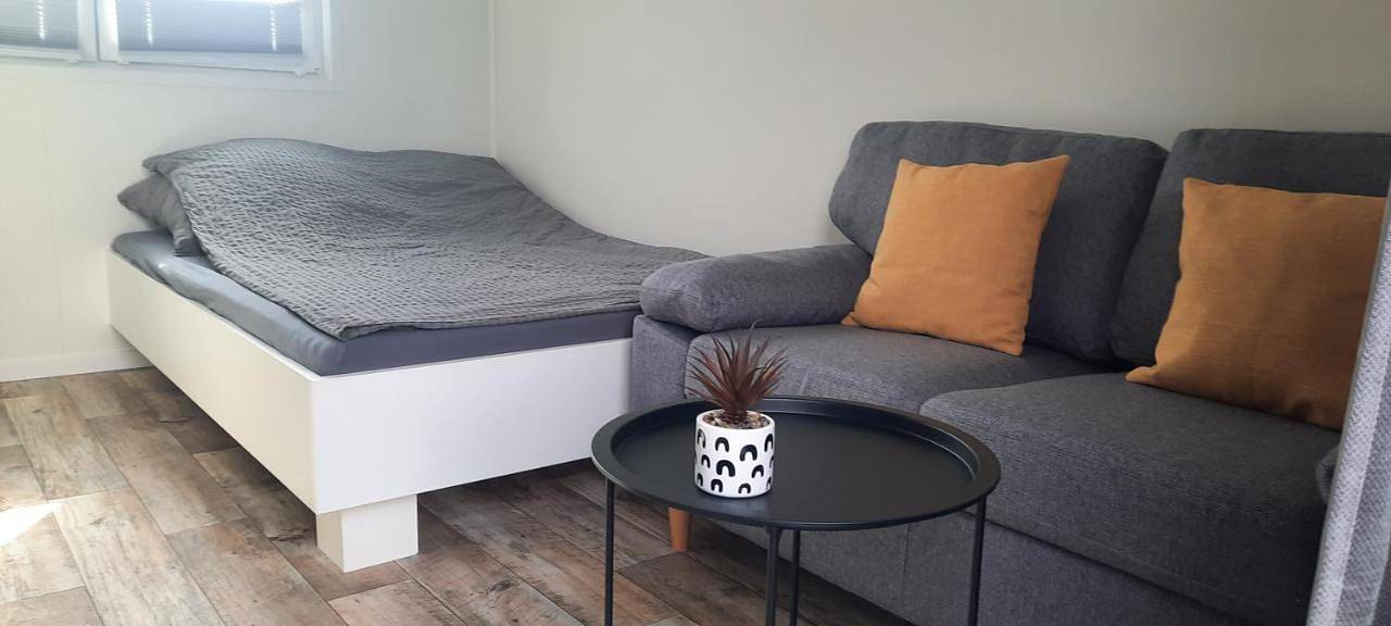 Ganze Wohnung, Surf Shack 2 - Zimmer mit Gemeinschaftsbad, Blick auf den Deich, Gemeinschaftsgarten und Wlan, 200m zum Strand, Parkplatz, Promenade in 10 Minuten erreichbar in Dahme, Ostholstein