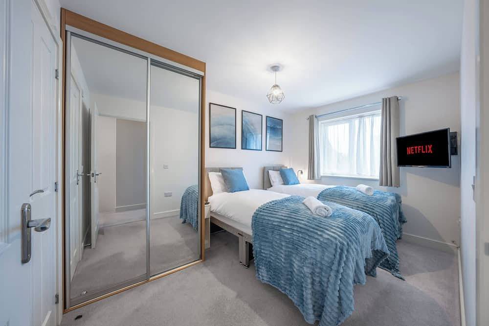 3 Br House | Driveway Parking | Modern Comfort in Stevenage, Hertfordshire