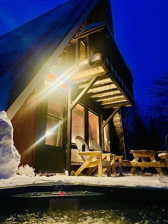 Alpines Chalet mit Außenwhirlpool, 1,6 km von den Skiliften entfernt in Dover (VT), Mount Snow